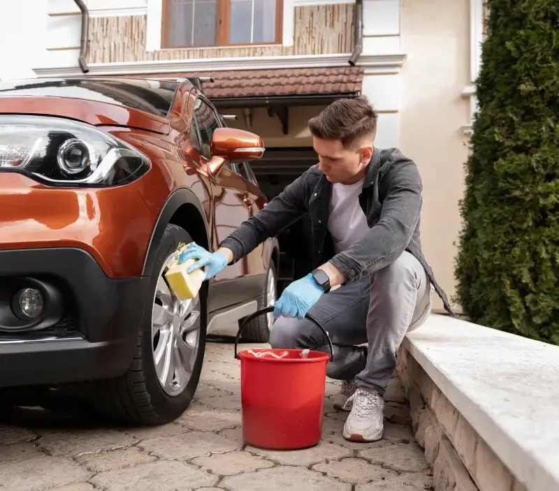 Lavage auto à domicile Trébas : professionnel intervenant sur un véhicule